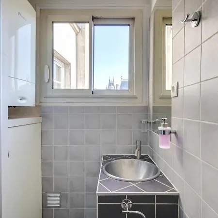 Apt For 2 With View Of Blvd Strasbourg, 10th Arr By Guestready Paris